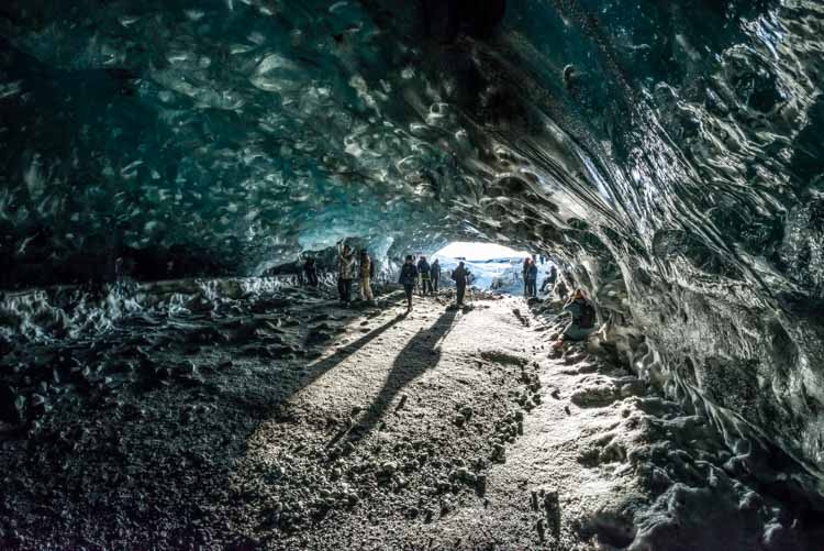 Zonsopkomst in de De Crystal cave, ijsgrot in de Vatnajökull