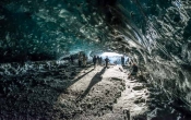 Zonsopkomst in de De Crystal cave, ijsgrot in de Vatnajökull