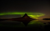 Kirkjufell wordt omarmd door de Aurora Borealis