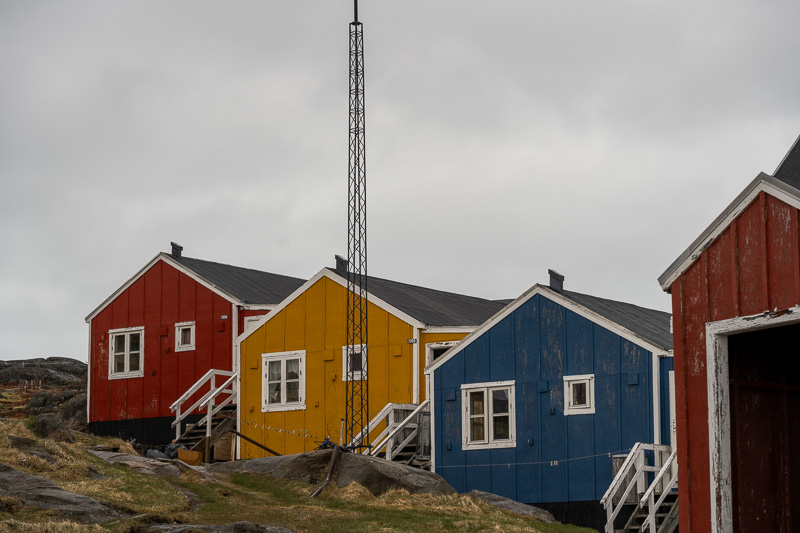 Een aantal gekleurde huisjes in Kulusuk 